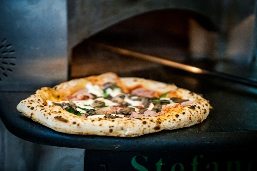 Forni Napoletani: Tradizione e Innovazione per una Pizza Perfetta